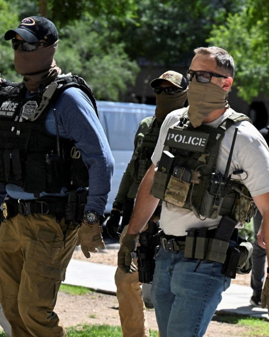 La fiscal Pam Bondi celebró que los agentes puedan seguir usando máscaras, para que sus rostros no sean divulgados por “activistas radicales”. Foto: Reuters