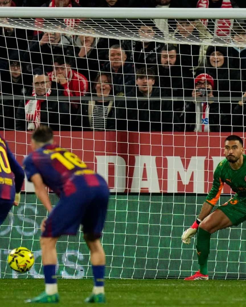 Lamine Yamal falló una pena máxima ante el Girona, cuando estrelló su disparo cruzado en la base del poste.