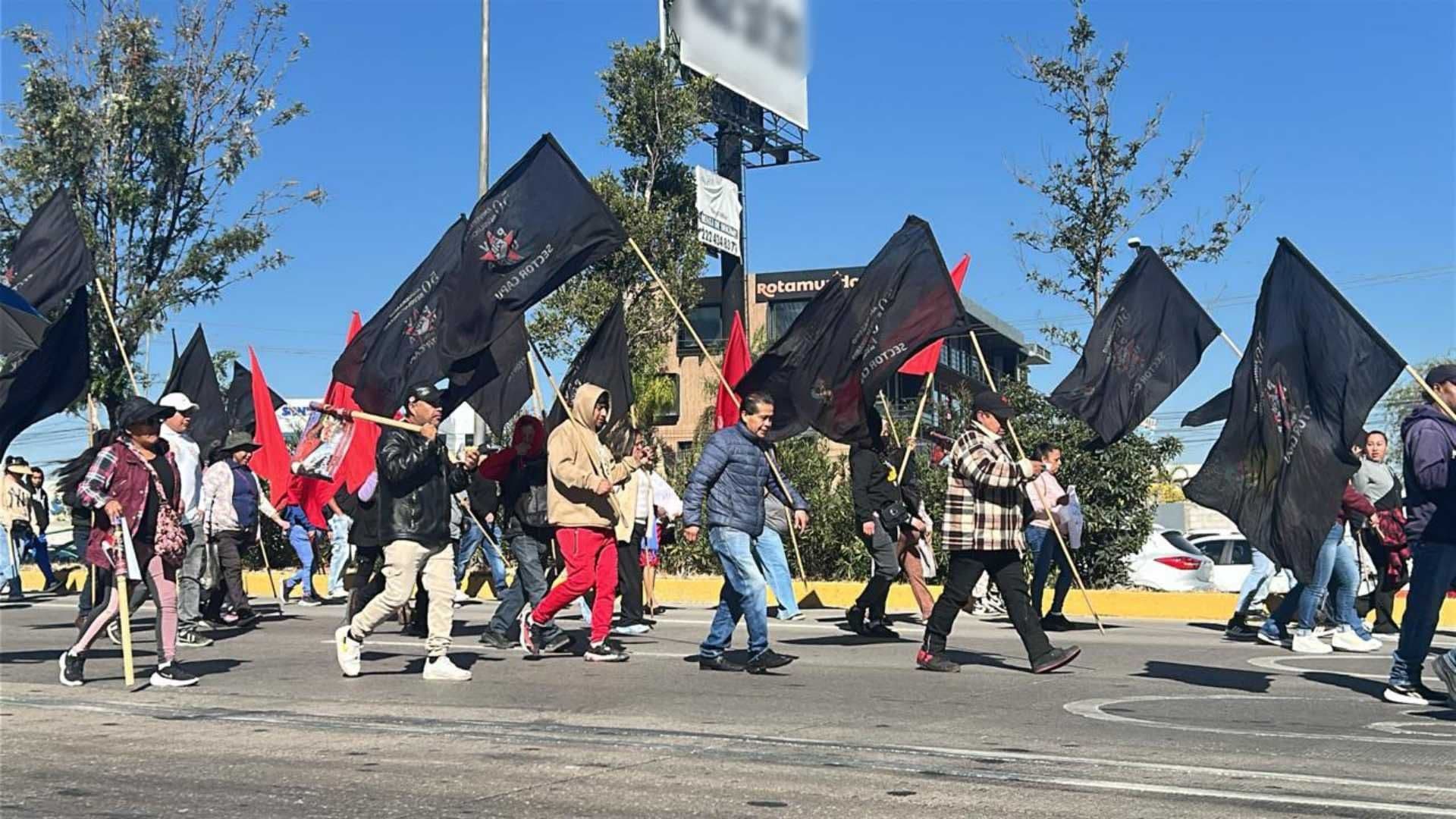 Caos en Vía Atlixcáyotl de Puebla por Marcha de Organización de Comerciantes en Puebla