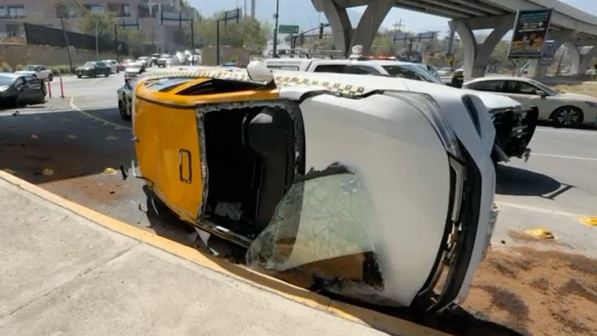 Volcadura de Taxi Deja un Herido en Av. Morones Prieto en Santa Catarina, Nuevo León