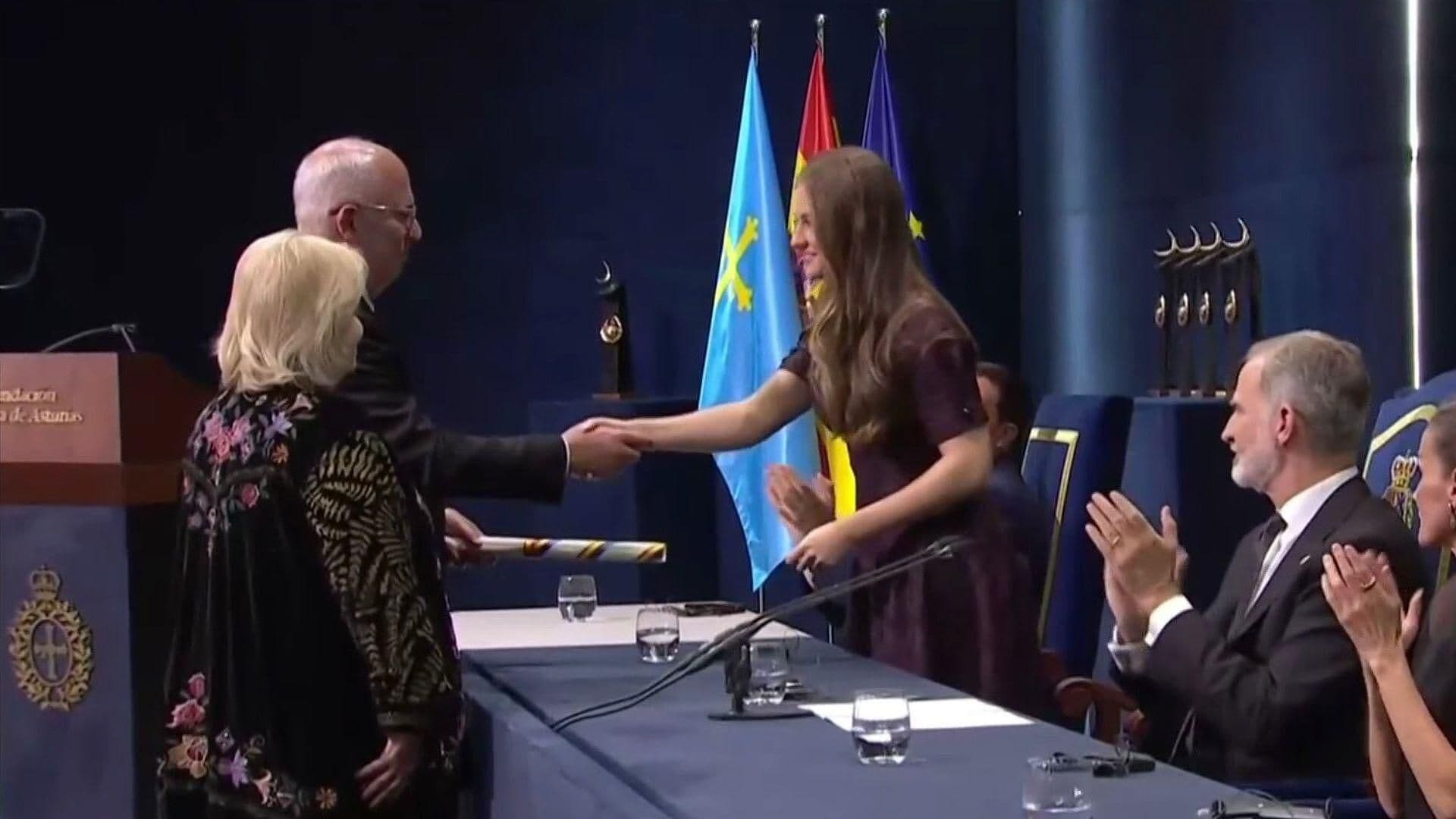 Momento Exacto en que Museo Nacional de Antropología Recibe Premio Princesa de Asturias