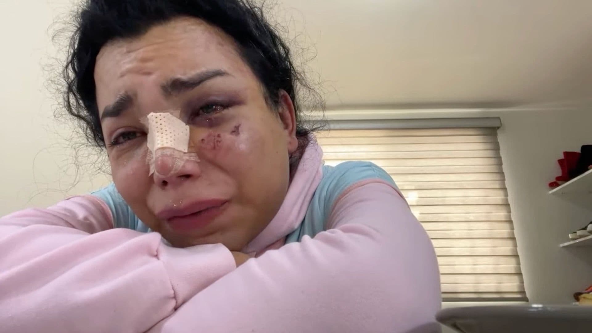 Paola Suárez Sale del Hospital y Llora Desconsolada Durante Transmisión