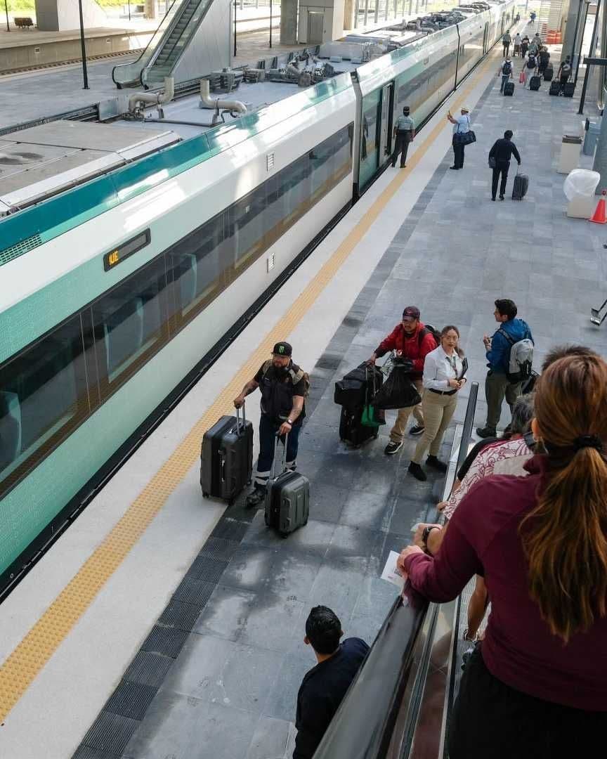 Turistas realizan recorridos en el Tren Maya