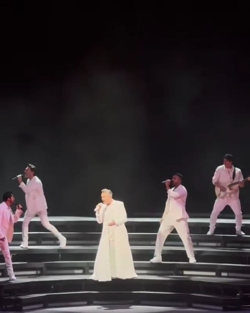 Miguel Bosé estaba sobre el escenario del Auditorio Nacional de la CDMX cuando sonó la alerta sísmica. Foto Facebook: Miguel Bosé