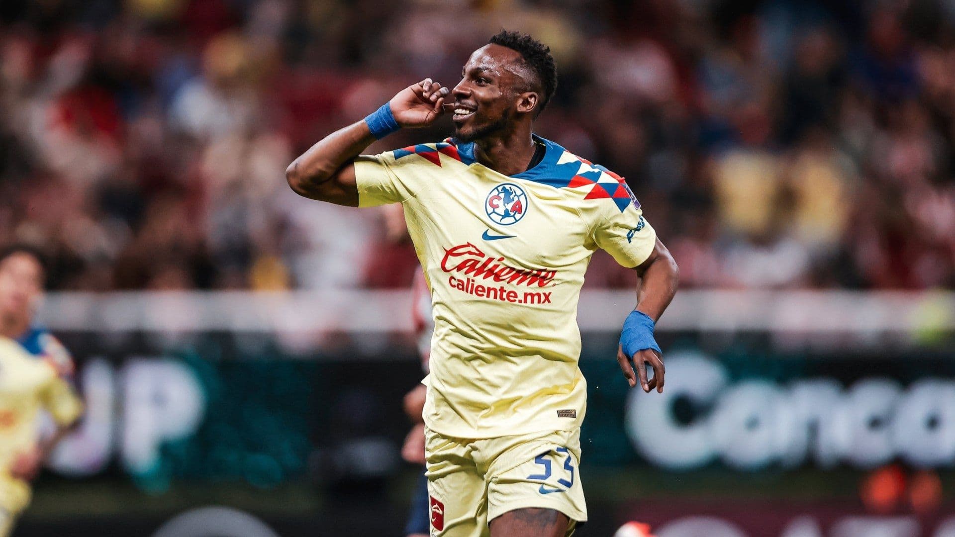 Con 'Tres Picotazos', América Derrota a Chivas en la Concachampions