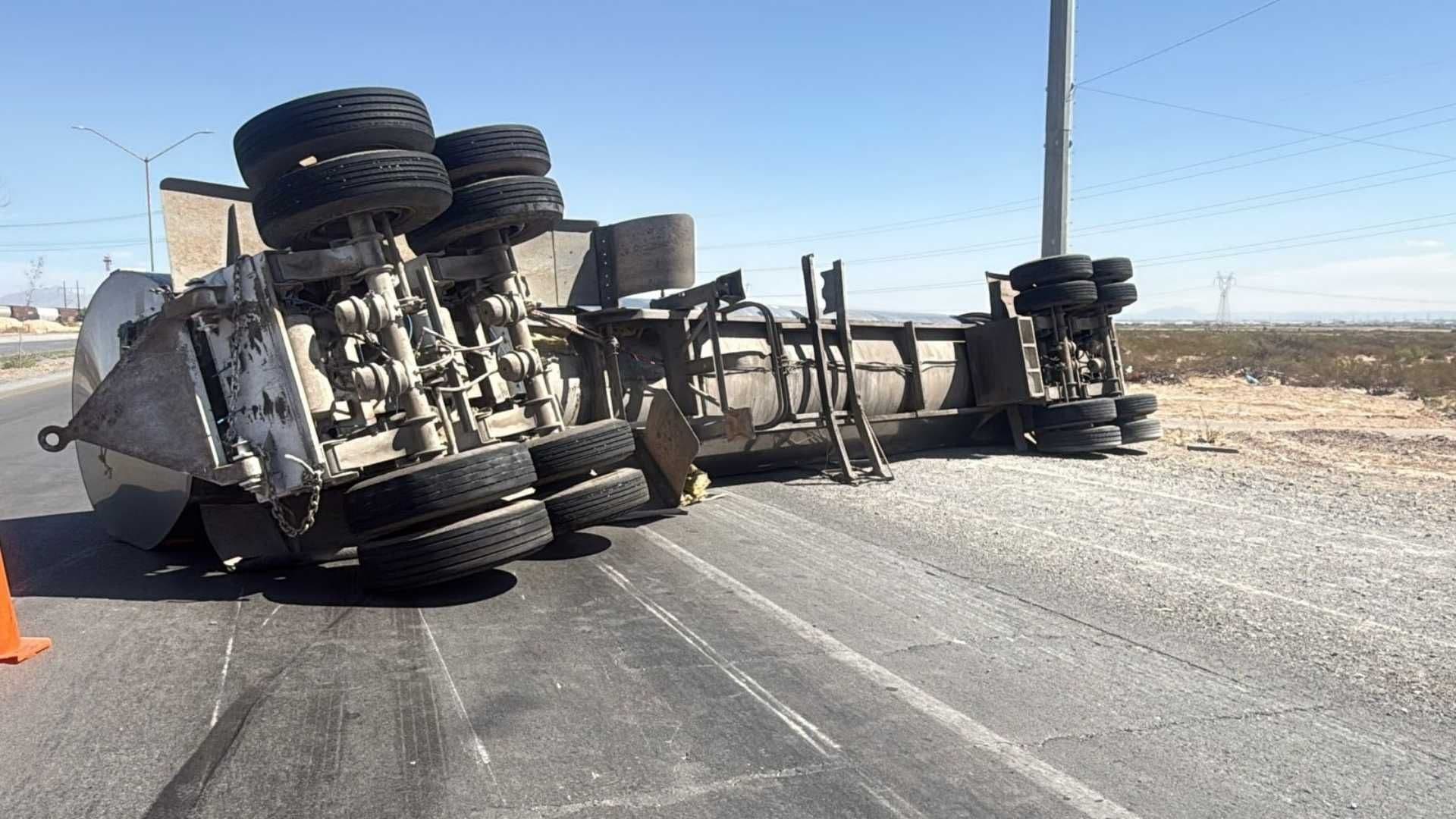 Pipa con Lácteos Sufre Volcadura en la Carretera Panamericana