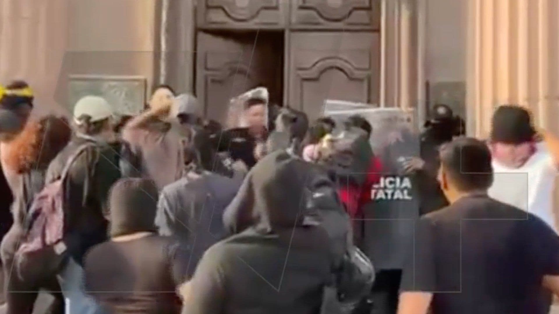 Jóvenes se Enfrentan Contra Policías en el Palacio de Gobierno de Nuevo León