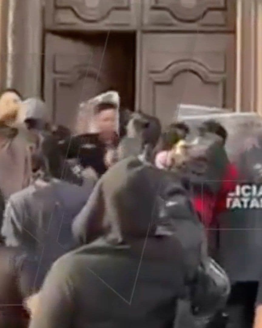 Se Enfrentan Jóvenes a Policías Palacio de Gobierno de Nuevo León