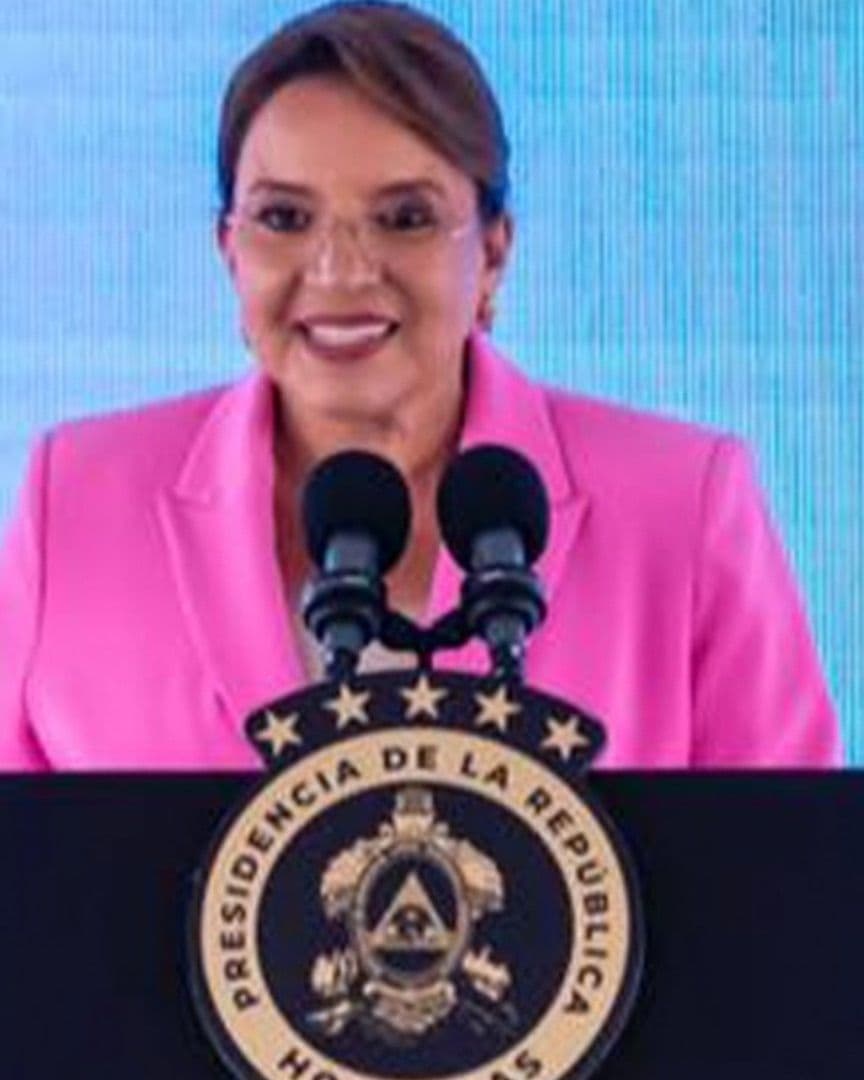 Xiomara Castro cuestiona alerta de seguridad emitida por Estados Unidos por presunto tiroteo masivo en Tegucigalpa.