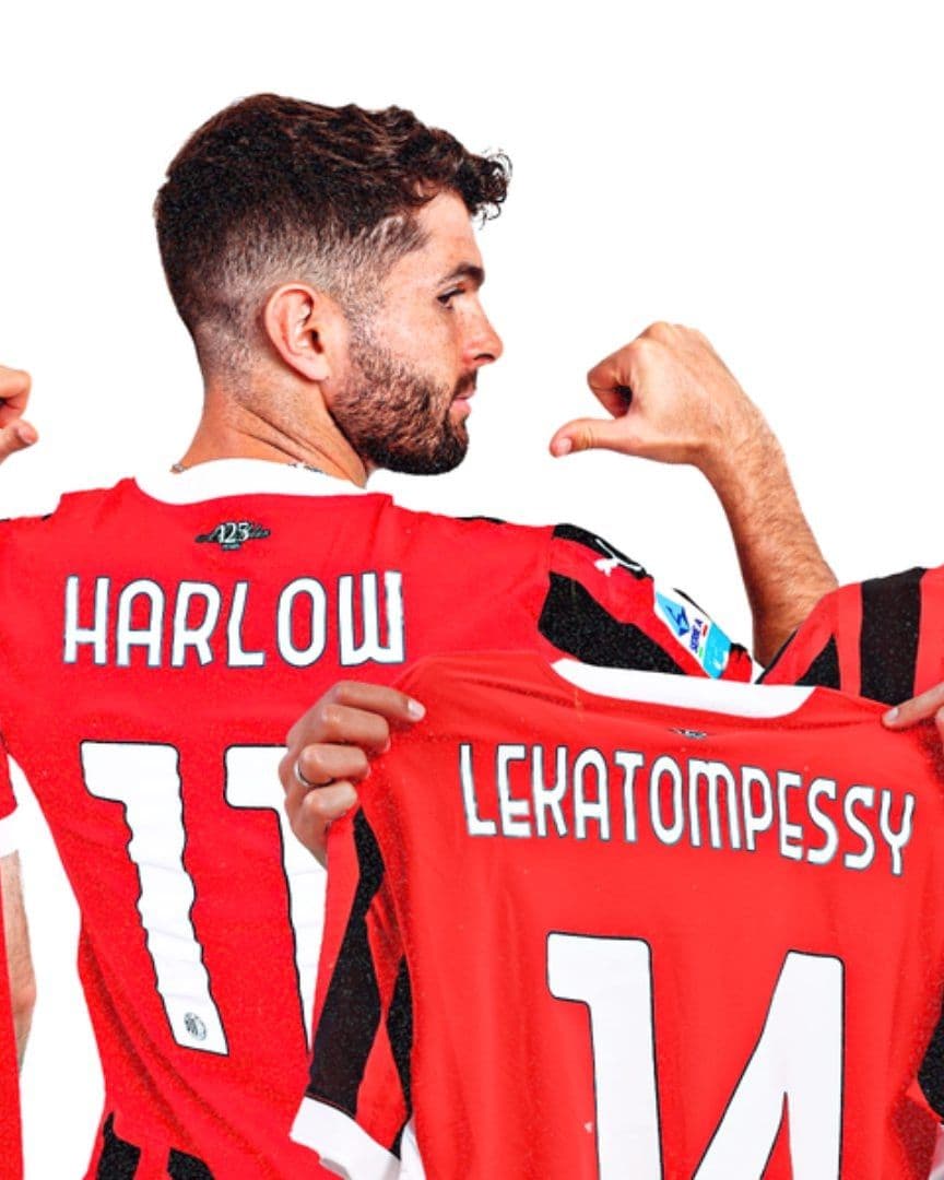 Santi Gimenez y sus compañeros del Milán modificaron sus playeras para el partido contra el Bologna.