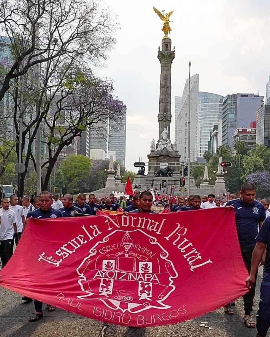 Marcha de familiares y estudiantes de Ayotzinapa en Paseo de la Reforma el 26 de febrero de 2025