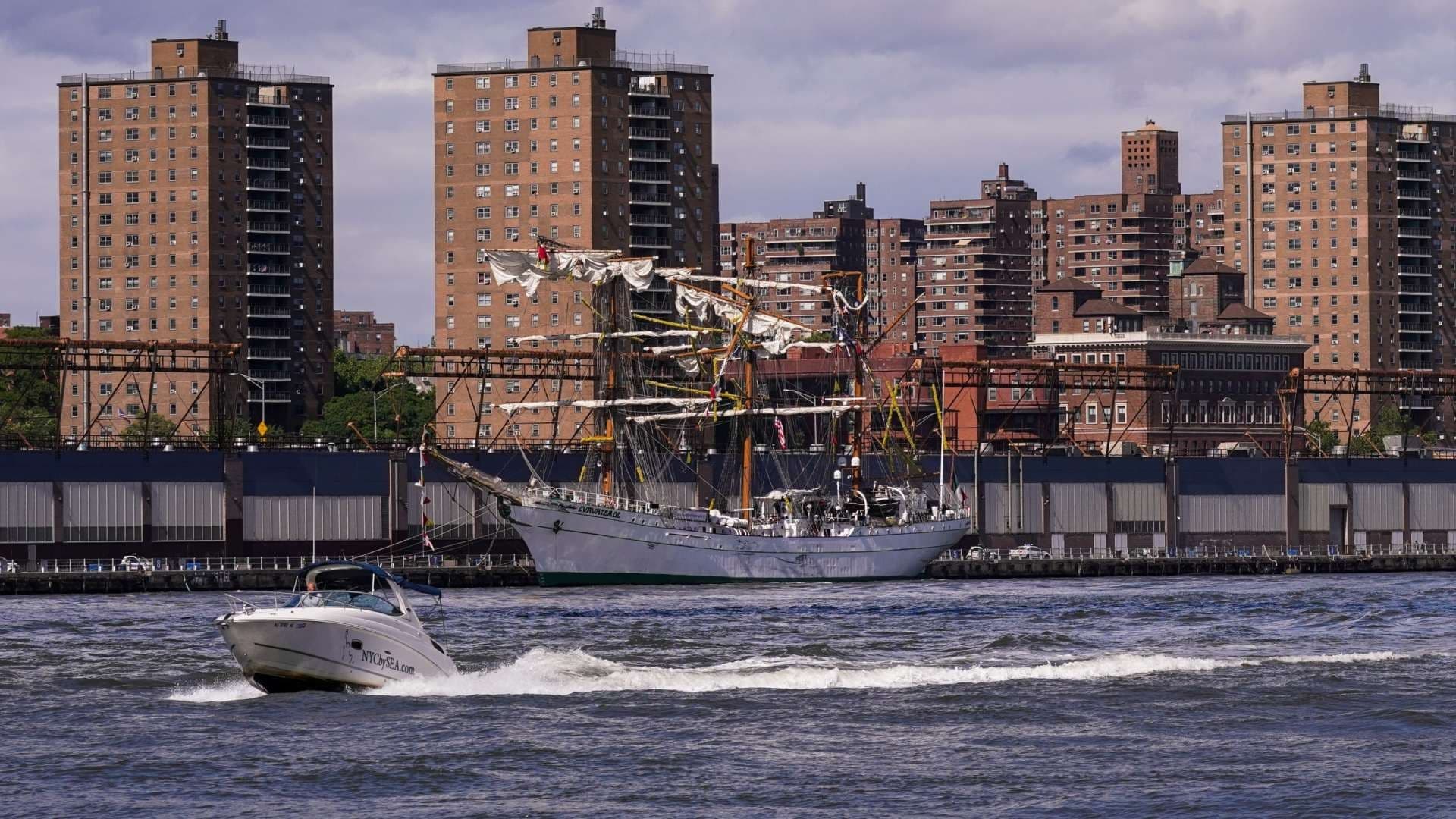 Buque Cuauhtémoc, Donde Murieron 2 Cadetes Mexicanos, Será Remolcado de Manhattan a Brooklyn