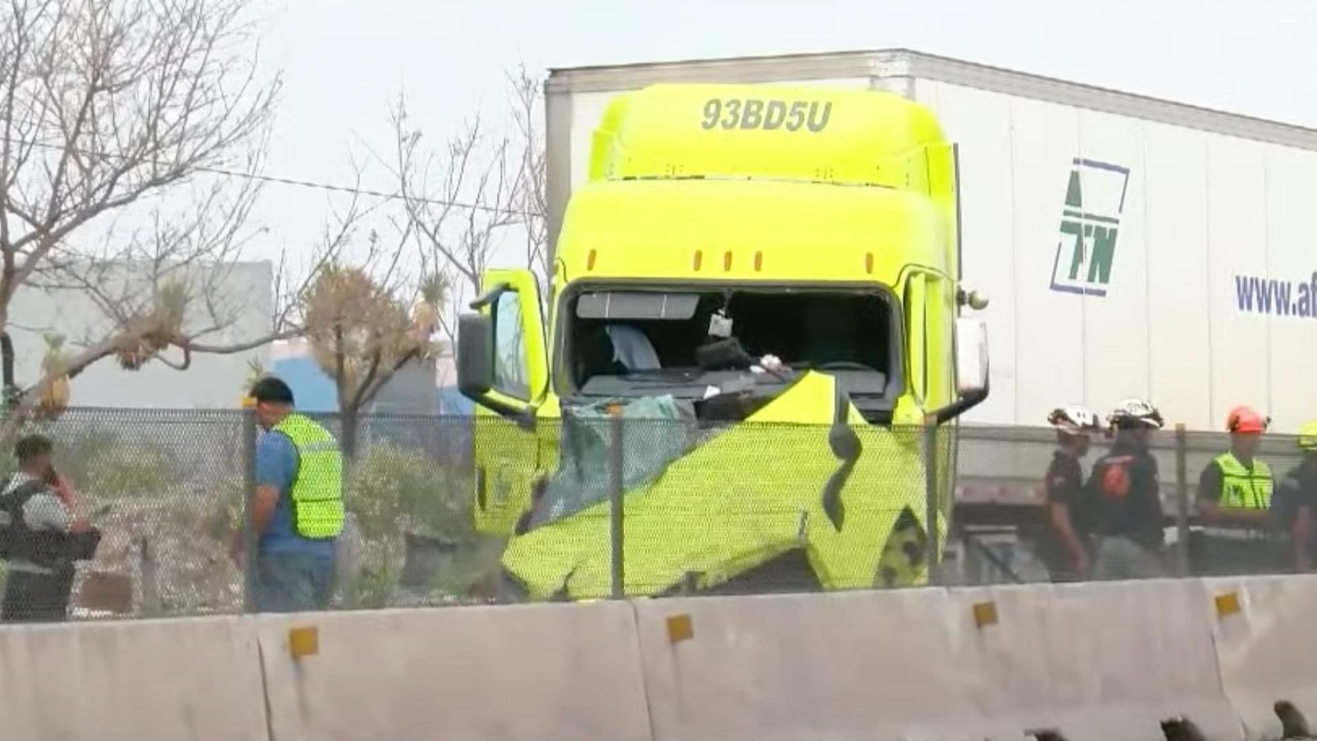 Choque de Tráileres Deja Un Muerto en Libramiento Noroeste, en García, NL; Hay Cierre Vial