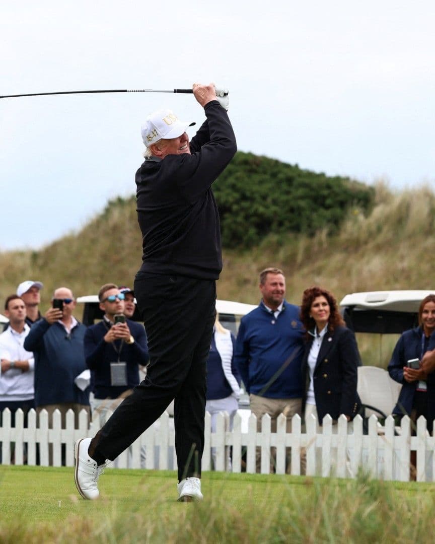 Donald Trump Corta el Listón Inaugural de Su Nuevo Campo de Golf, en Escocia