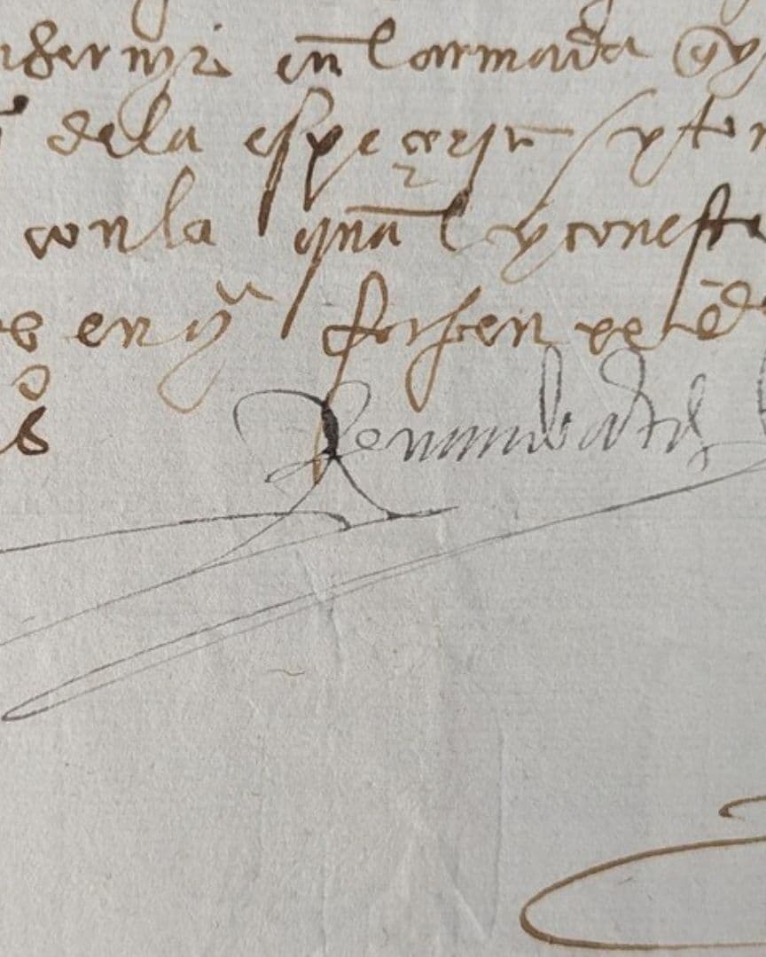 Carta escrita con letra manuscrita, tiene una firma y el documento es de color blanco con pequeñas manchas.