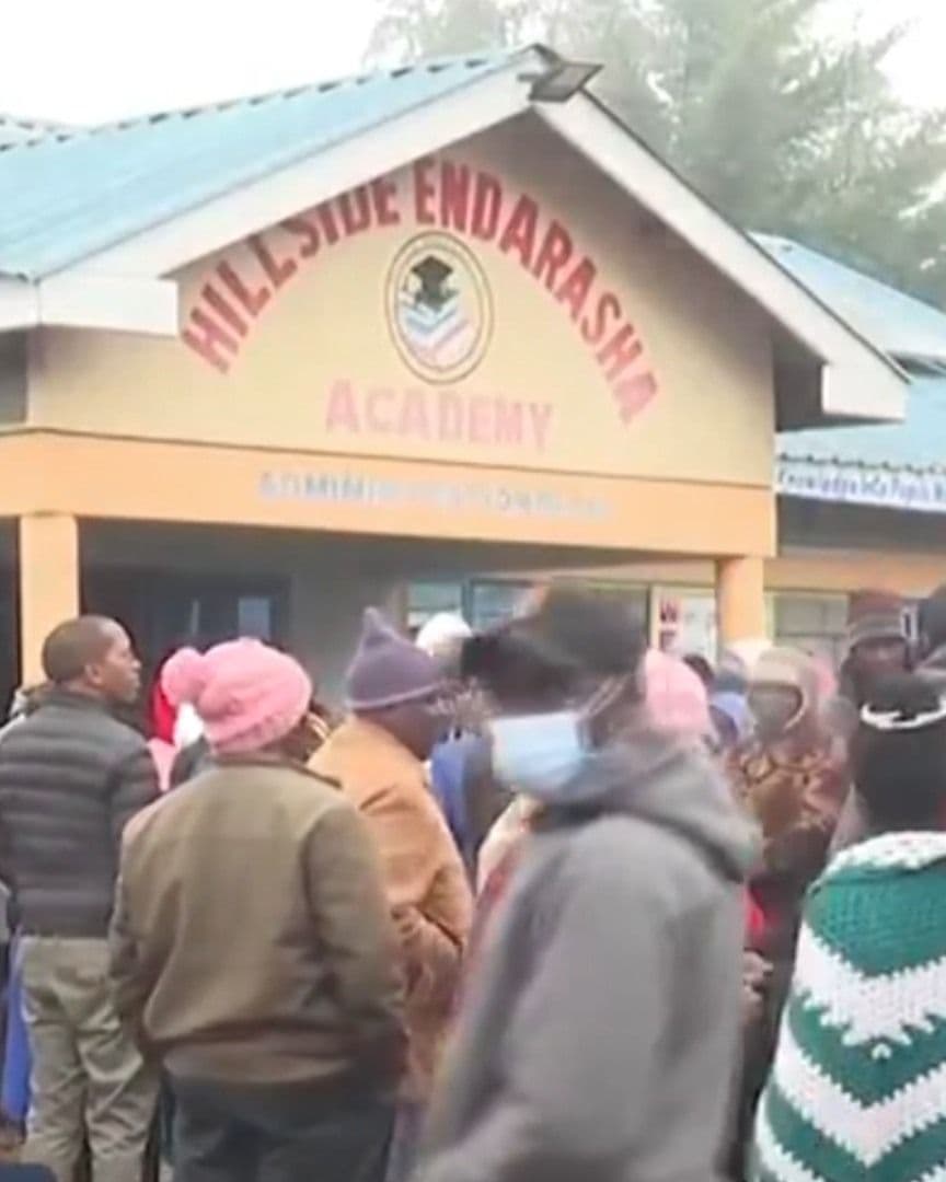 Incendio en Escuela Deja Al Menos 17 Estudiantes Muertos en Kenia