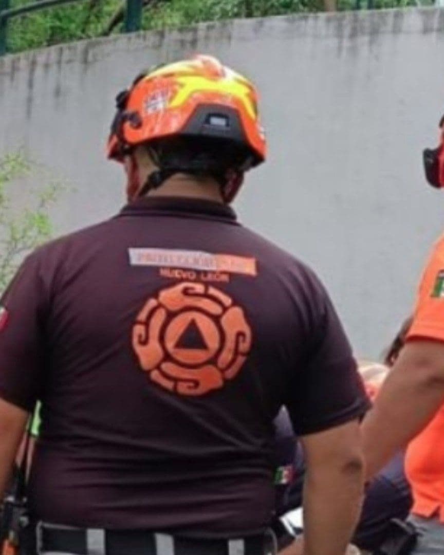 Servicios de emergencia acuden ante el reporte de una persona que se desvaneció. Foto: Protección Civil de Nuevo León