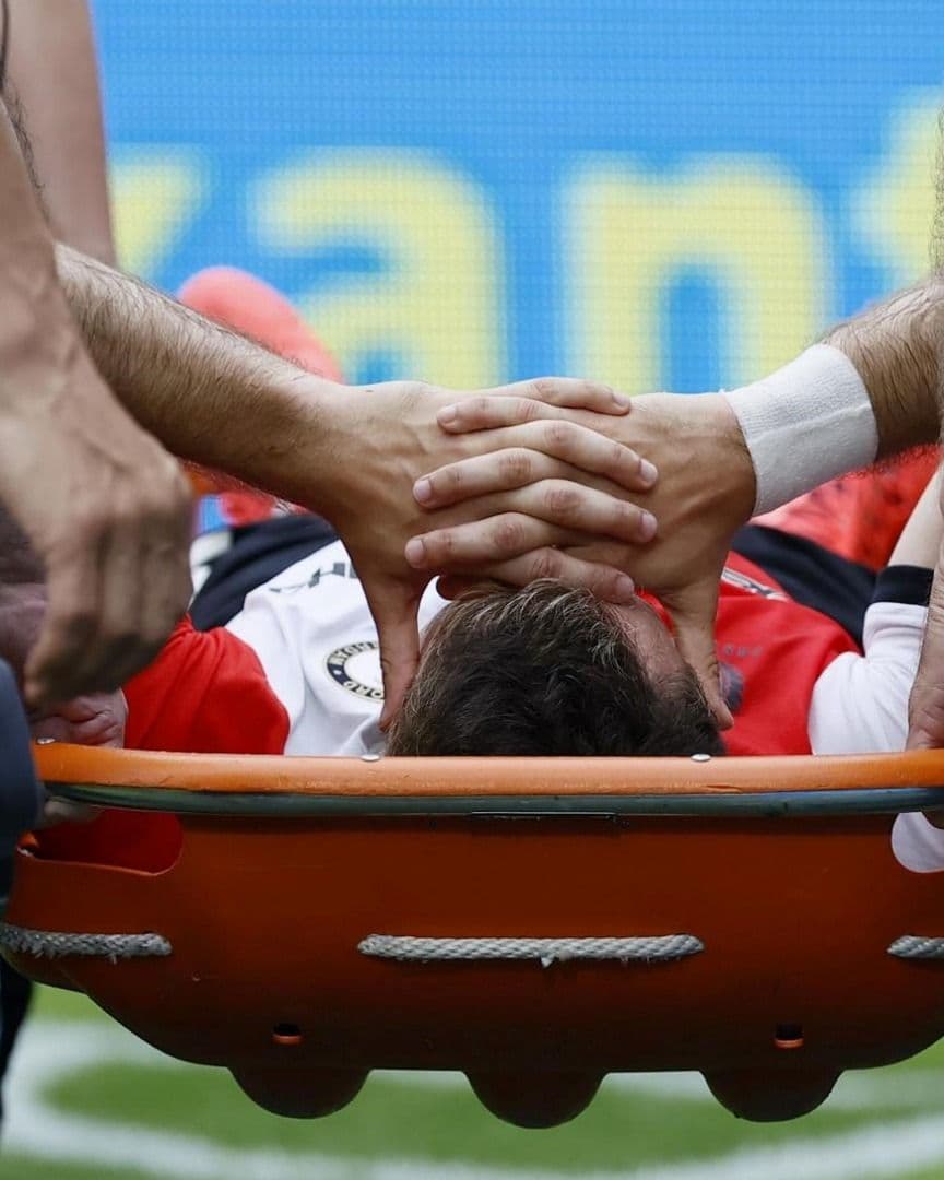 Santiago Giménez será baja tres meses por lesión