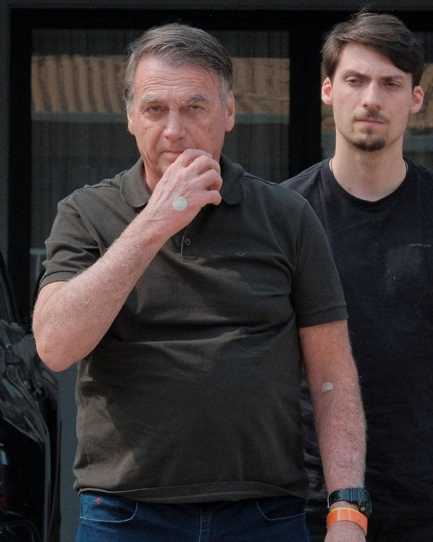 Bolsonario camina junto a su hijo Jair