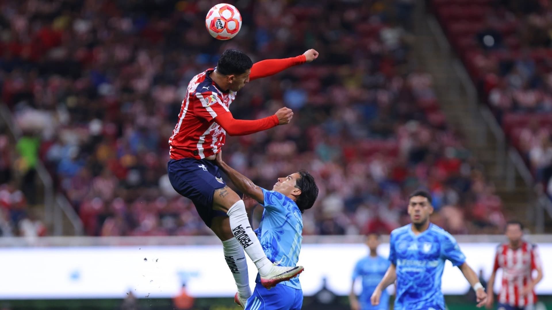 'Diluvio' en el Akron Seca Pólvora de Chivas y Tigres: Empatan a Cero en Duelo Aplazado