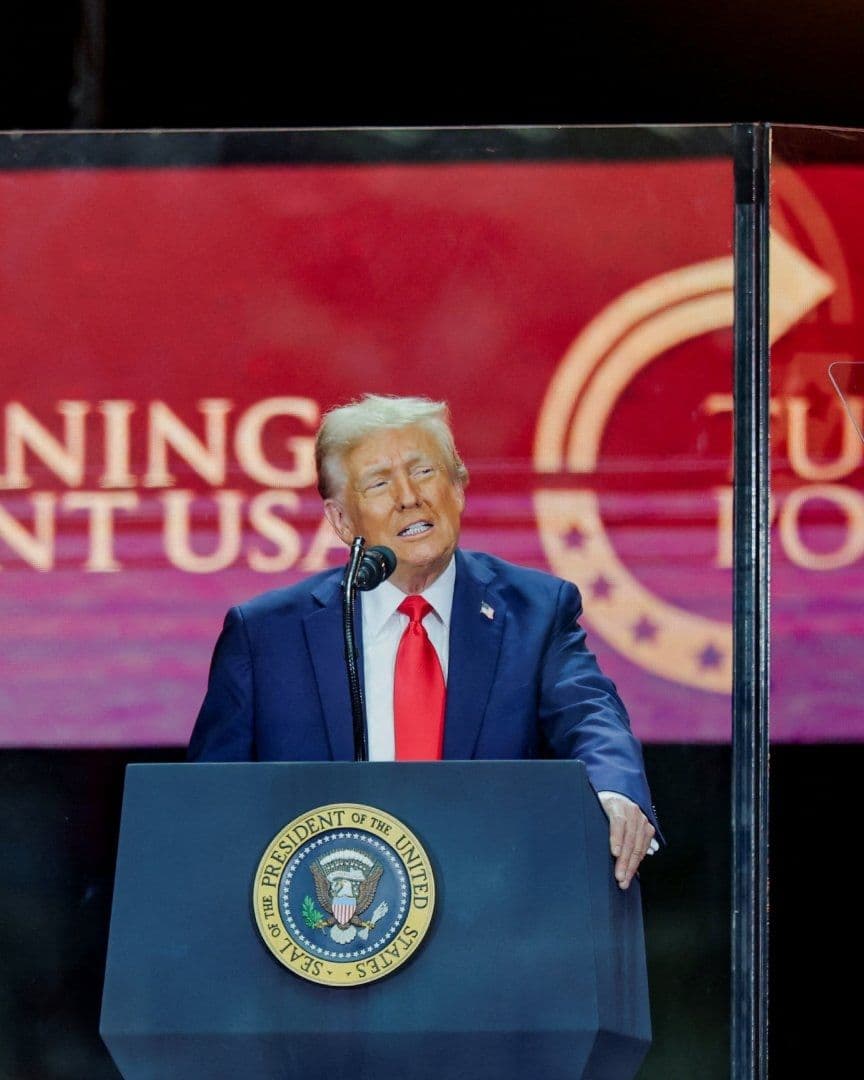 Trump rinde homenaje a Charlie Kirk