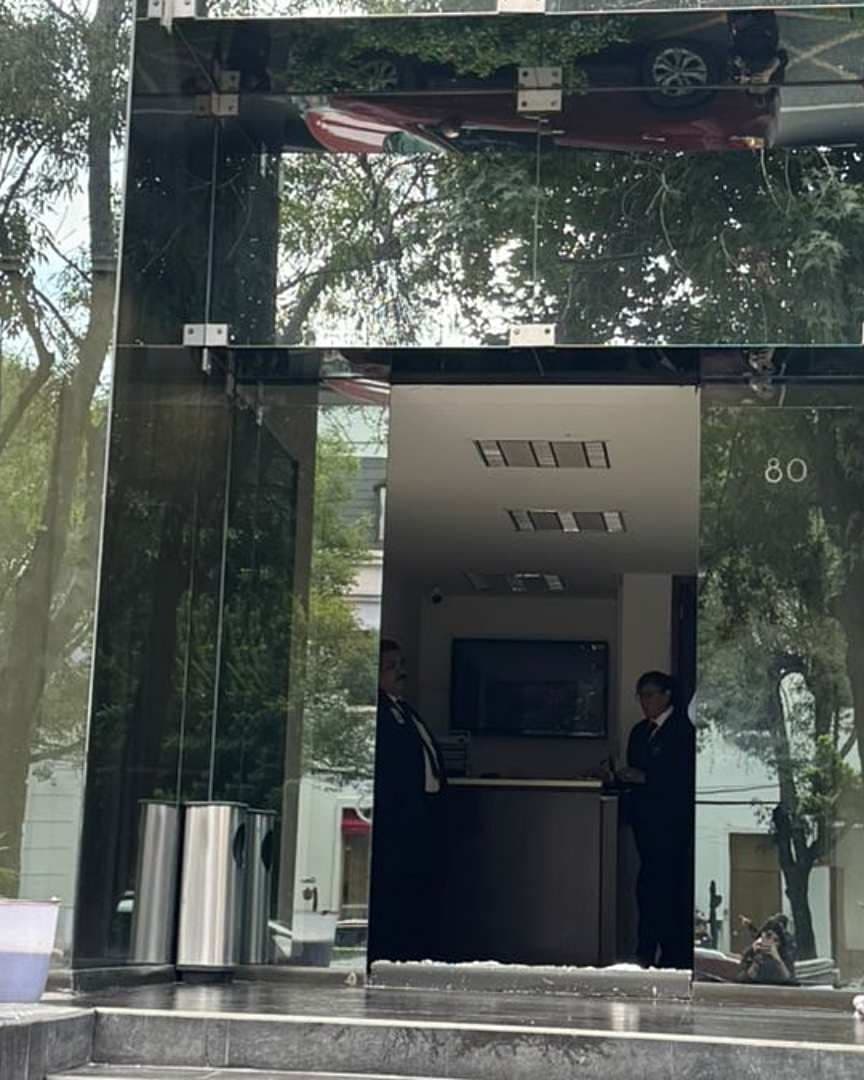 Realizan labores de limpieza en el salón de belleza Micky Hair luego de asesinato de Miguel de la Mora. Foto: N+