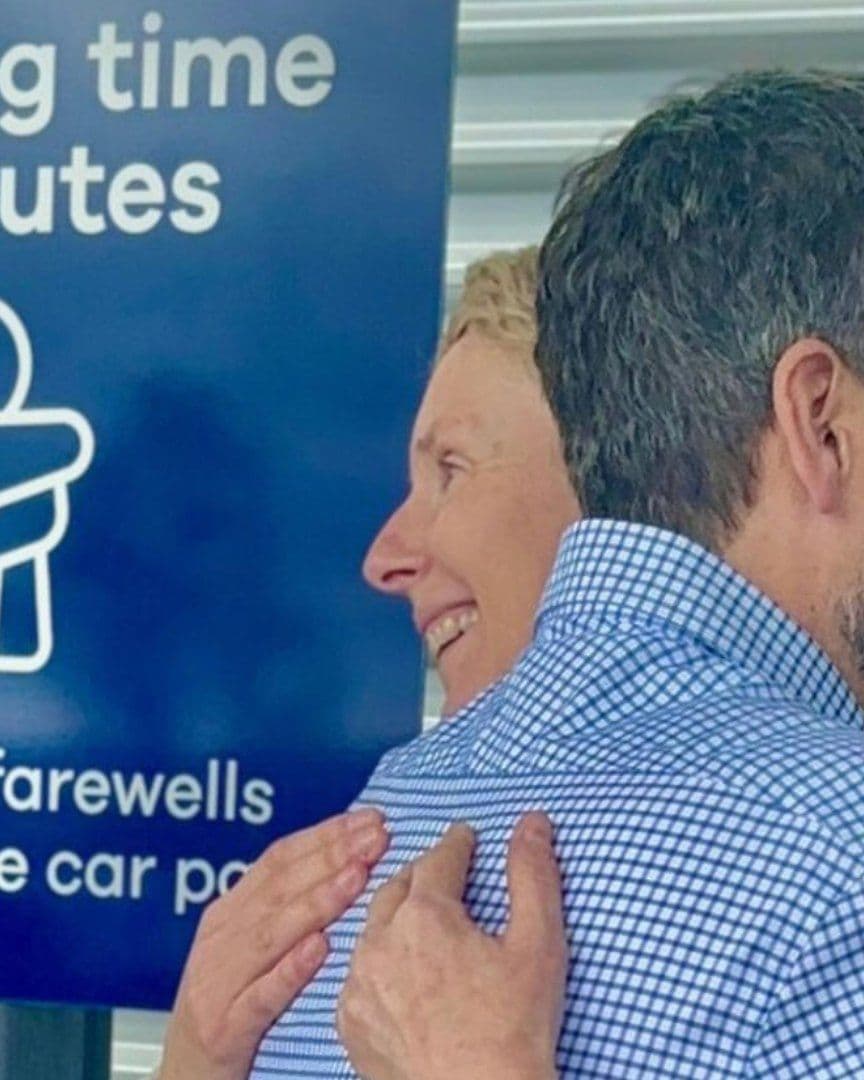 Abrazos con Límite de Tiempo en Aeropuerto de Nueva Zelanda