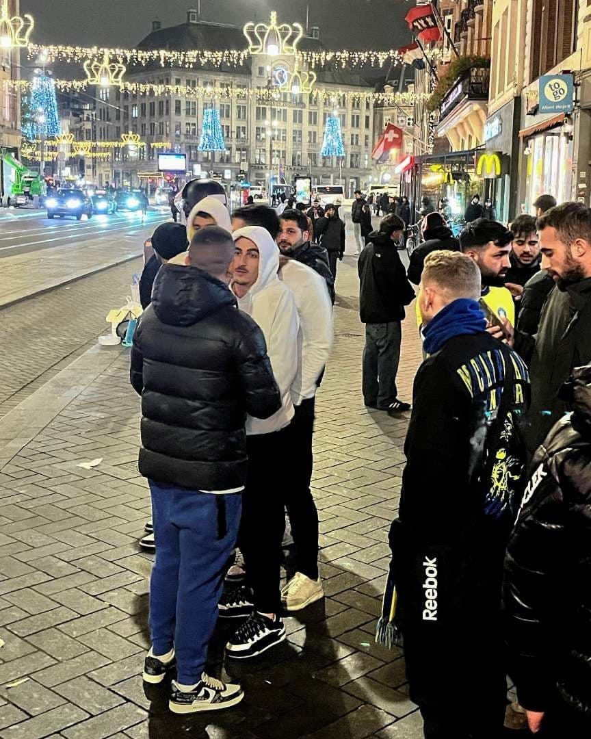 Video | Atacan a Seguidores del Maccabi Tel Aviv Después del Partido contra Ajax, en Ámsterdam