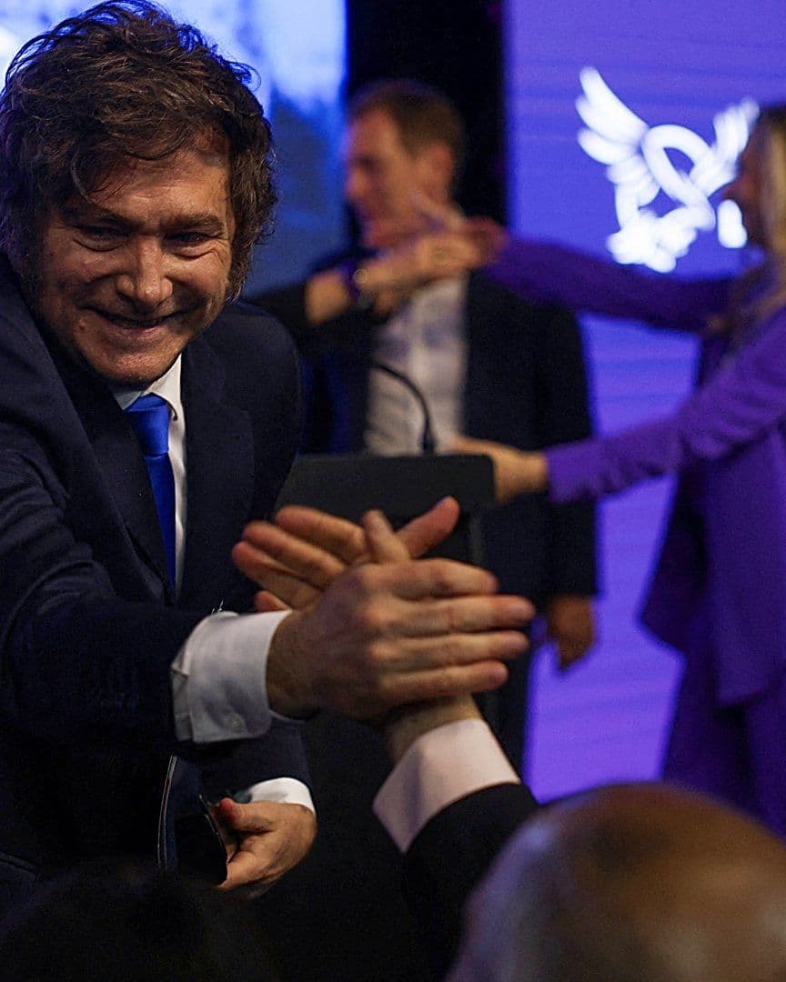 Javier Milei saluda a la gente después de que el partido La Libertad Avanza ganara las elecciones de mitad de periodo. Foto: Reuters