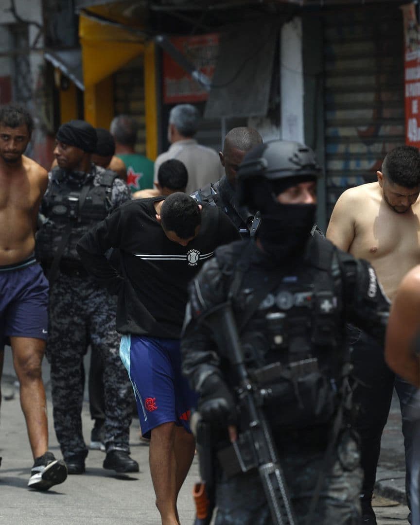 Las autoridades incautaron aproximadamente medio centenar de armas de fuego.