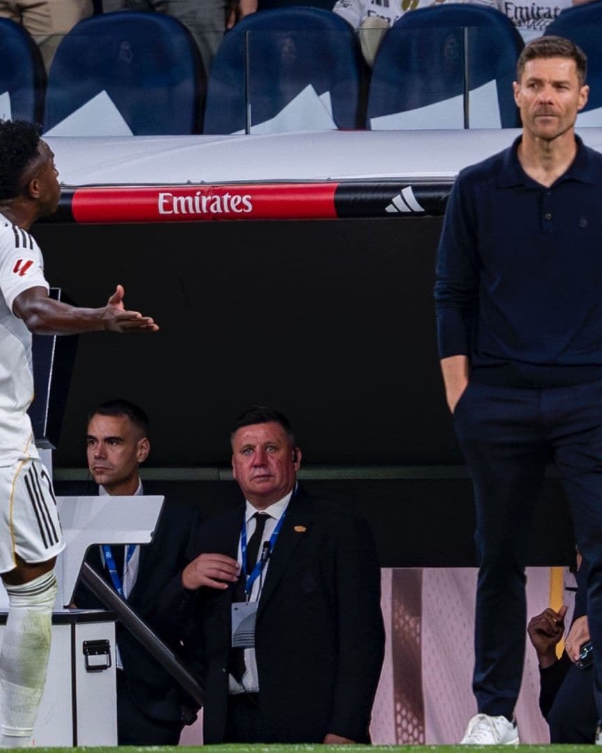 Vinicius Ofrece Disculpas por su Enojo en el Clásico, Pero Omite a Xabi Alonso