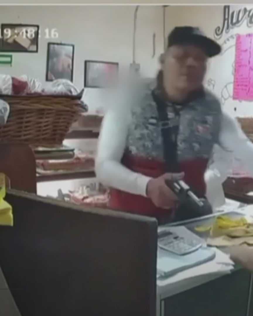 Hombre armado asalta a empleada de panadería en Edomex. Foto: Captura de pantalla