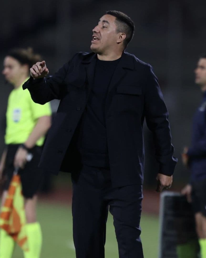 Efraín Juárez ha perdido respaldo debido a su comportamiento en el banquillo de los Pumas.