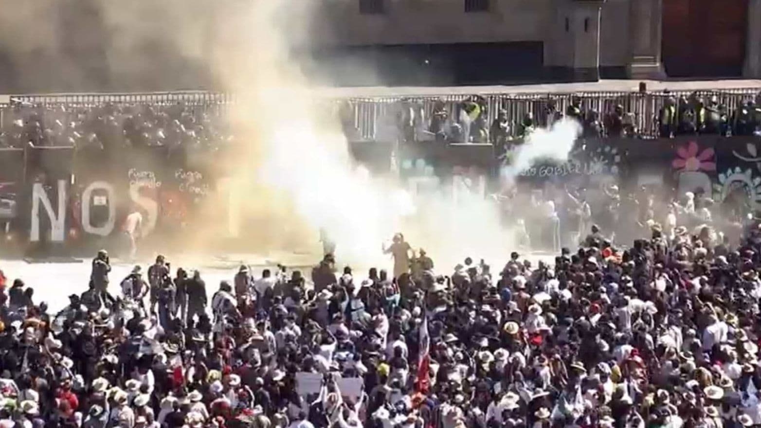 Encapuchados Derriban Vallas que Protegían Palacio Nacional; Policías Contienen Contingente