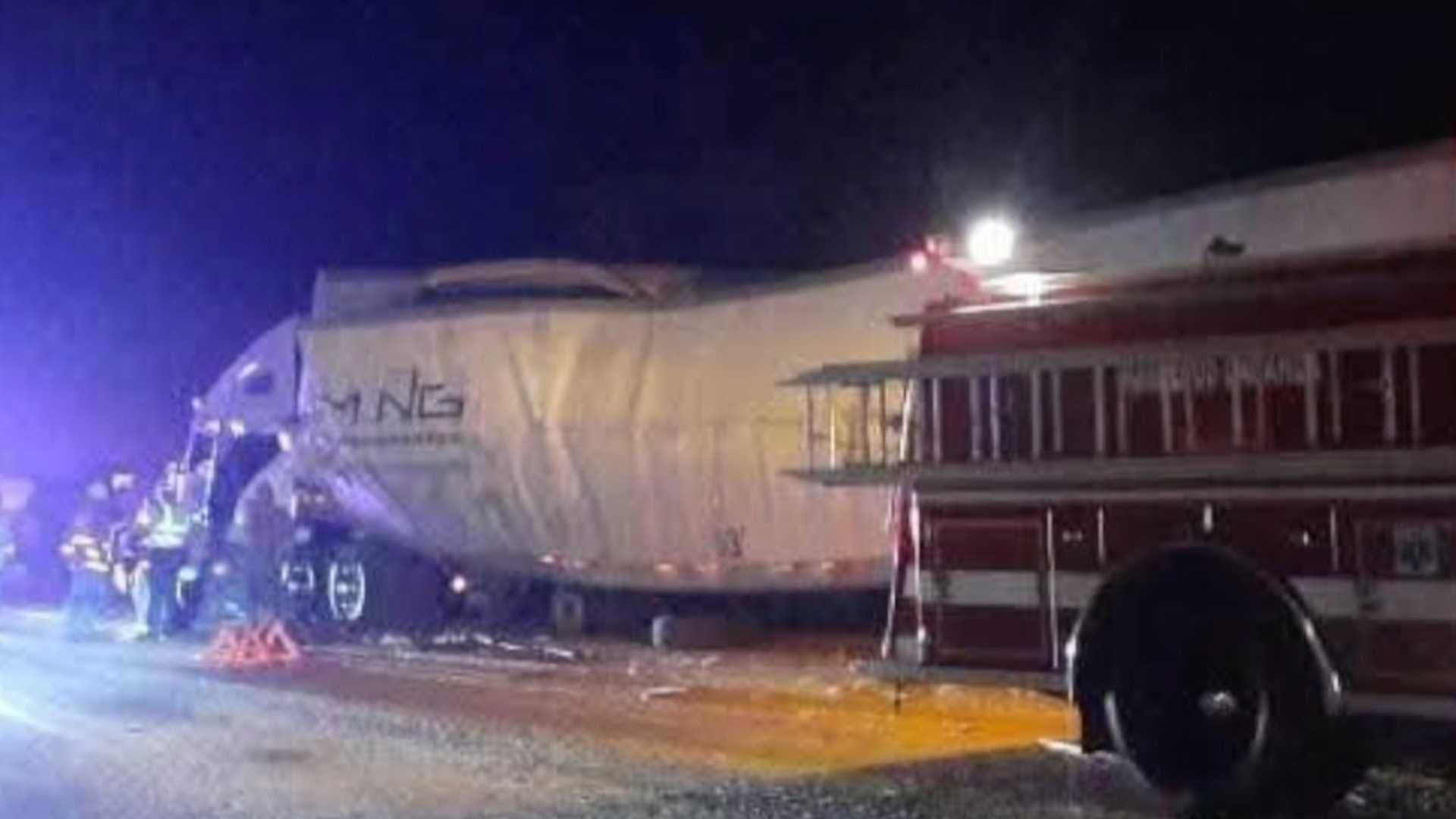 Conductor de Camión de Carga Murió tras Chocar Otras 2 Unidades en Carretera Ímuris-Cananea