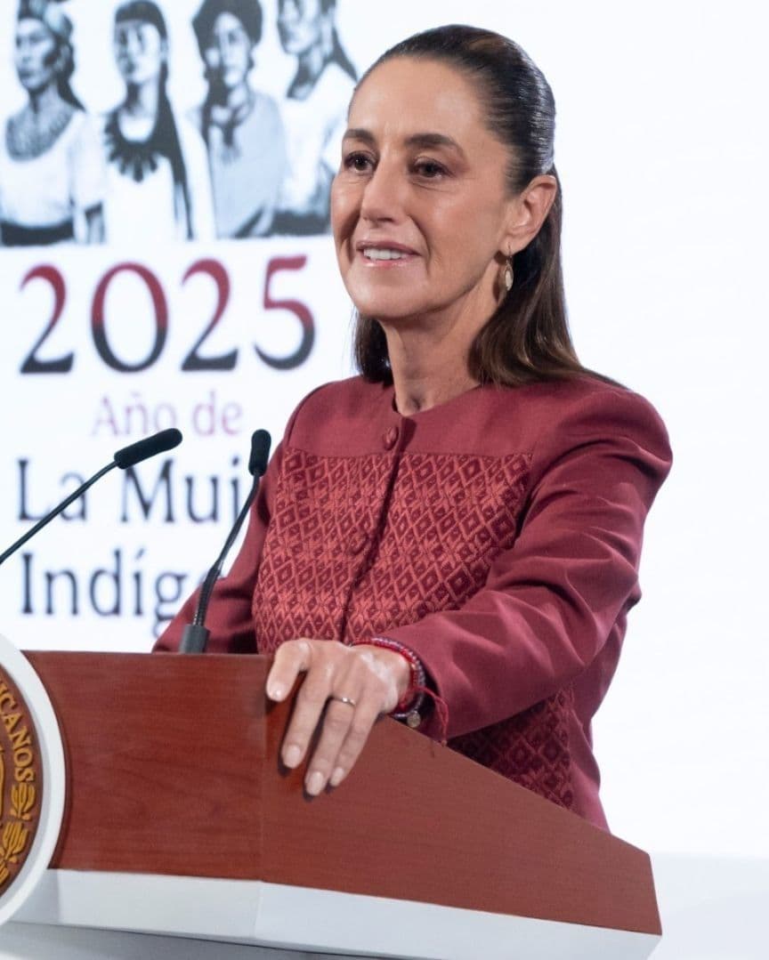 Un mujer habla en una conferencia.