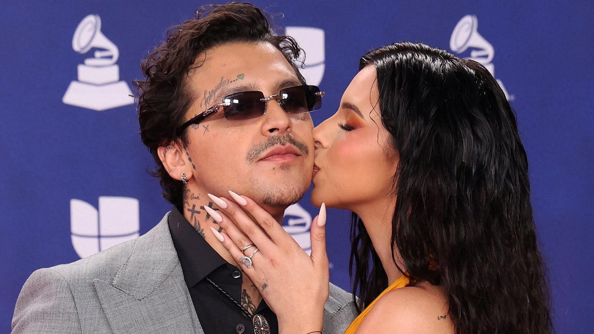 El Sutil (pero Muy Notorio) Detalle entre Ángela Aguilar y Christian Nodal en Acción de Gracias