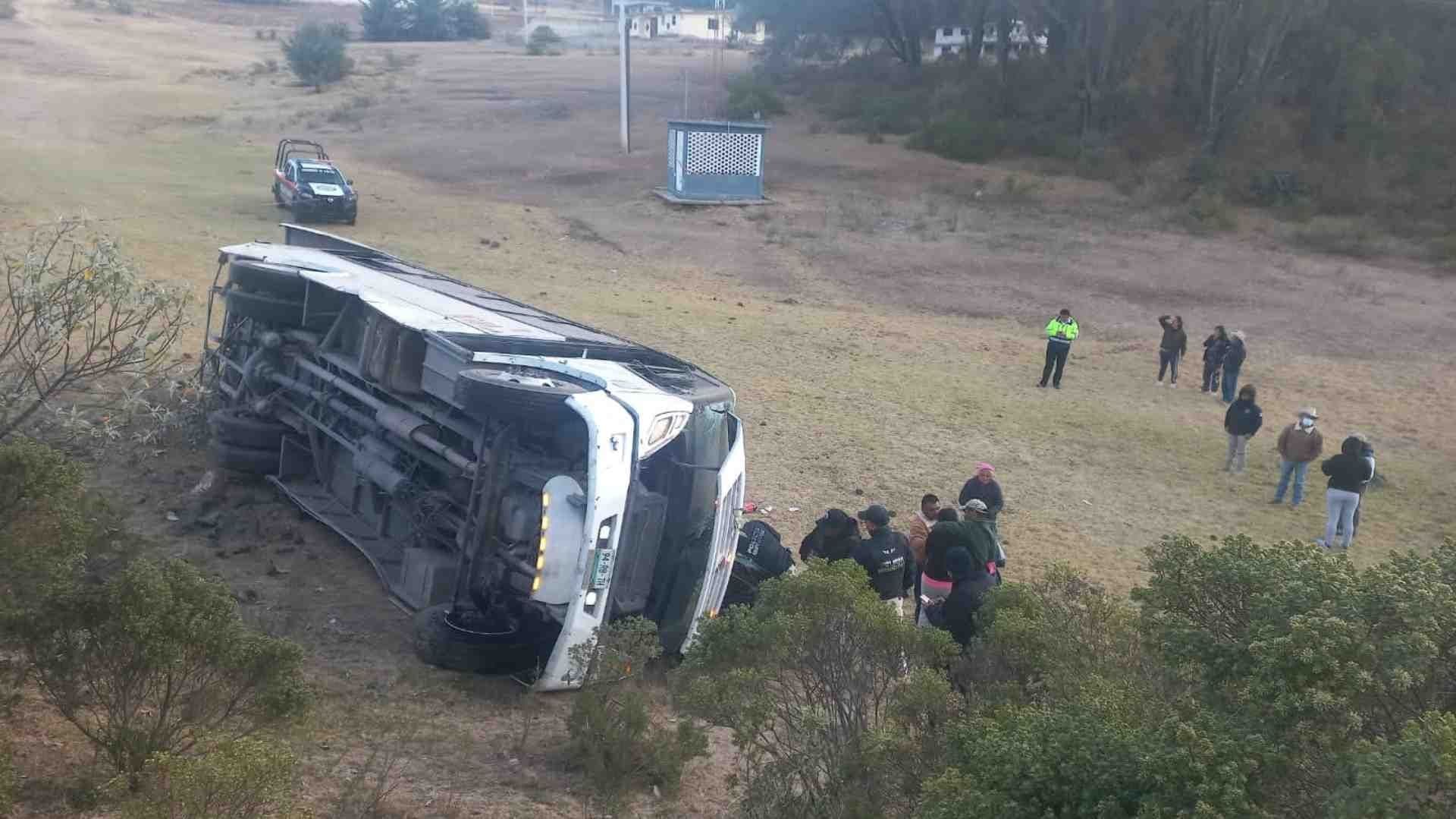 Vuelca Autobús en Acambay; hay un muerto y 10 heridos