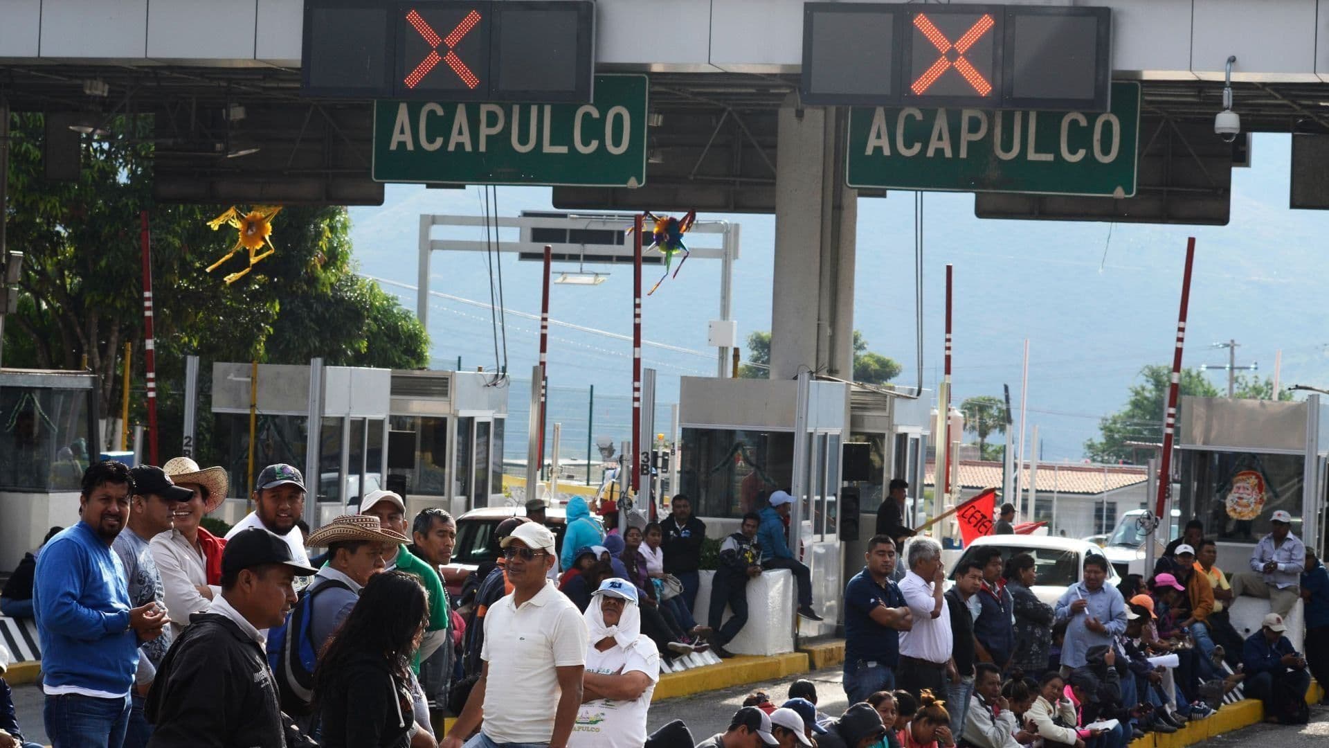 Bloqueo en Autopista del Sol Hoy: Así Va la Protesta de Normalistas de Ayotzinapa