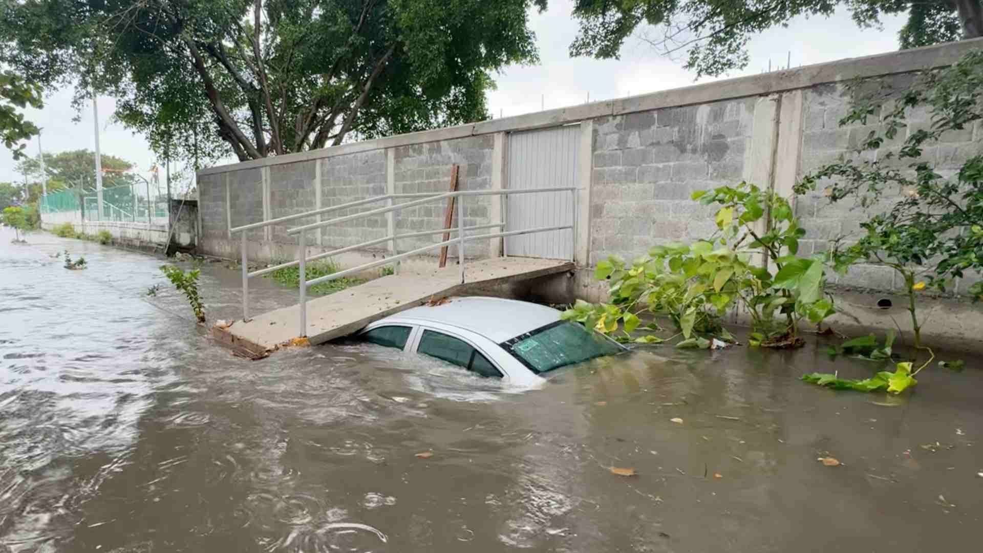 Canal de Aguas Negras se Traga Auto tras Inundaciones en Colonia de Veracruz