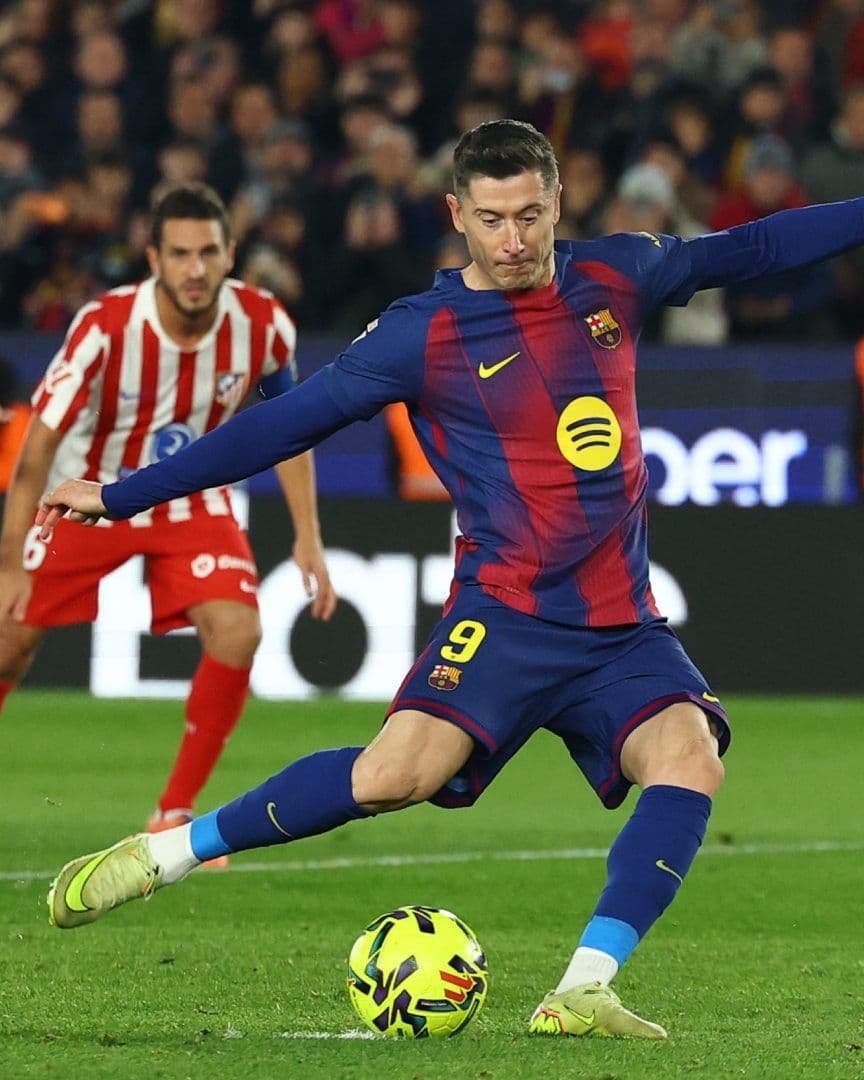 Robert Lewandowski tuvo el gol de la ventaja en sus botines, pero cobró mal el penal y lo mandó a las nubes.