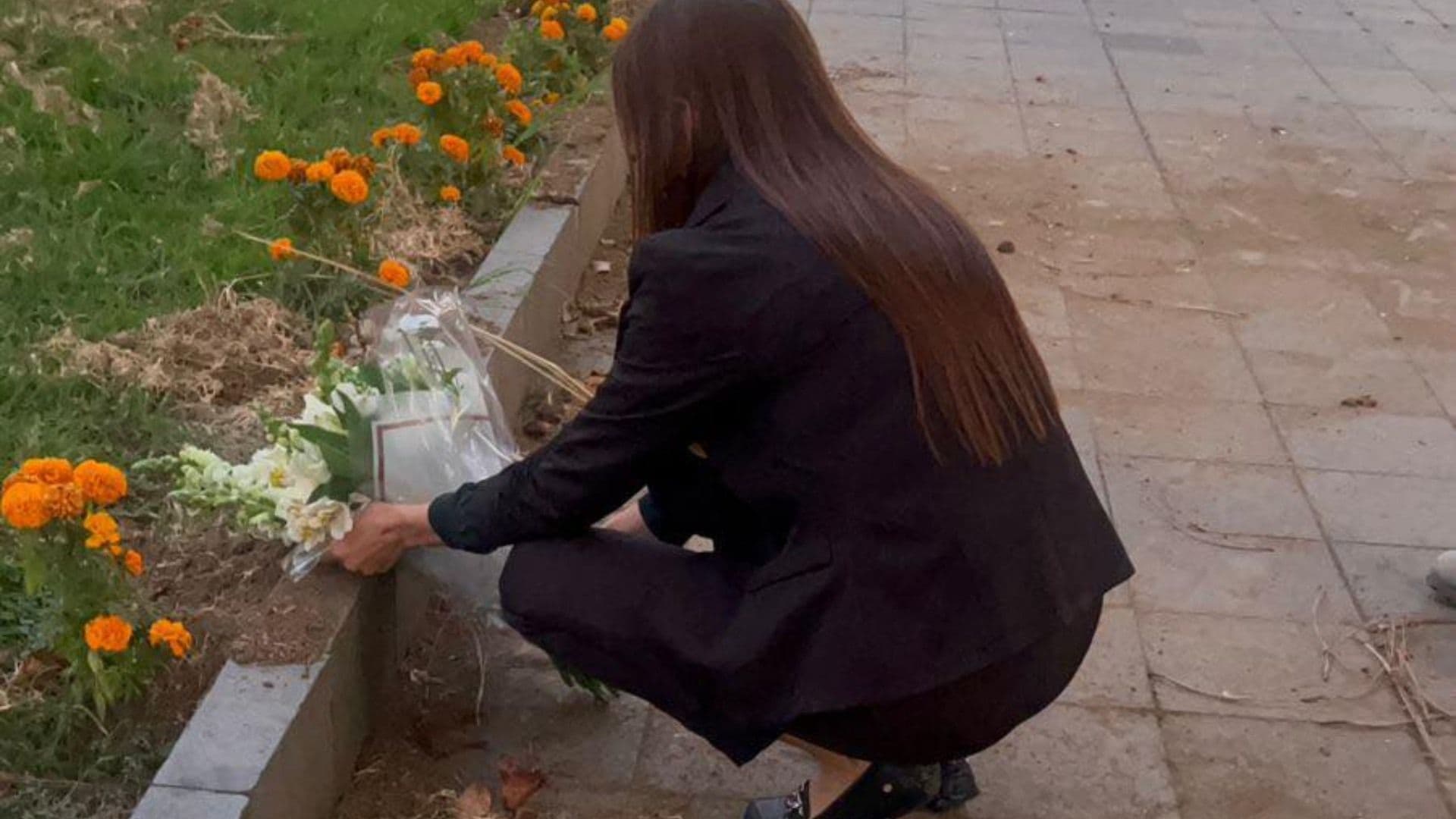 Grecia Quiroz Deja Flores Donde Hace un Mes Mataron a Carlos Manzo: "Prometo que No Te Fallaré"
