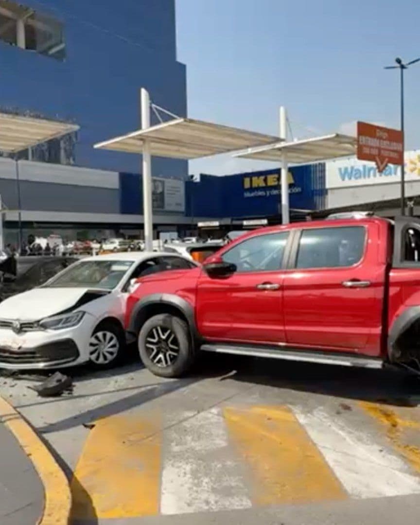 Accidente Carambola Ocho Vehículos Mujer Muerta Plaza Vía San Ángel en Vía Atlixcáyotl de Puebla