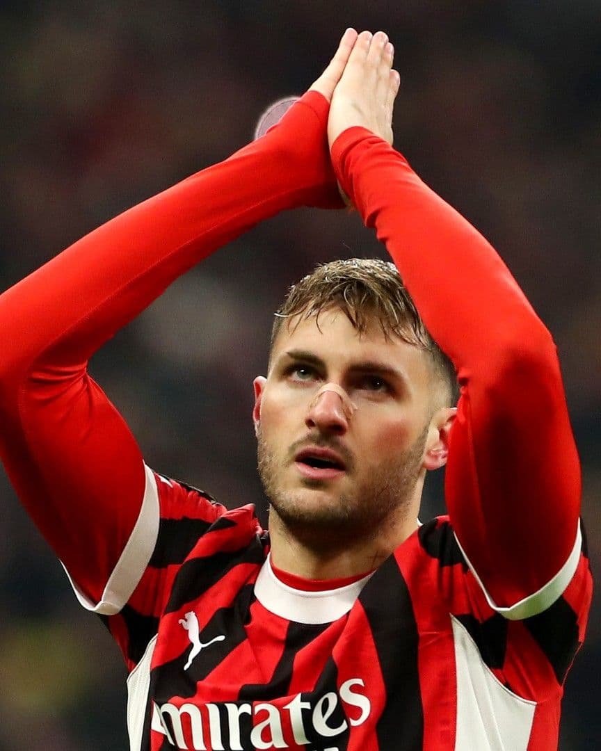 DT del AC Milan Confirma Cirugía de Santiago Gimenez; ¿Cuándo Será Operado?