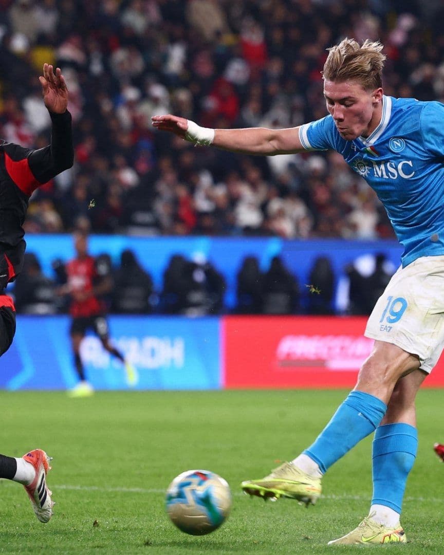 El delantero danés Hojlund, del Napoli, fue una pesadilla para los defensores del Milán en la Supercopa de Italia.