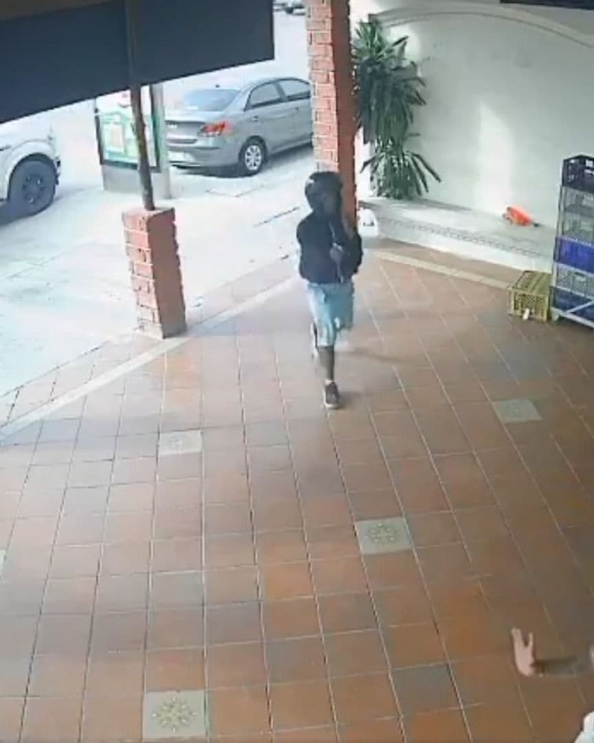 Dos sujetos armados dispararon contra el futbolista Mario Pineida y una mujer que lo acompañaba, en un local comercial de Guayaquil, Ecuador.