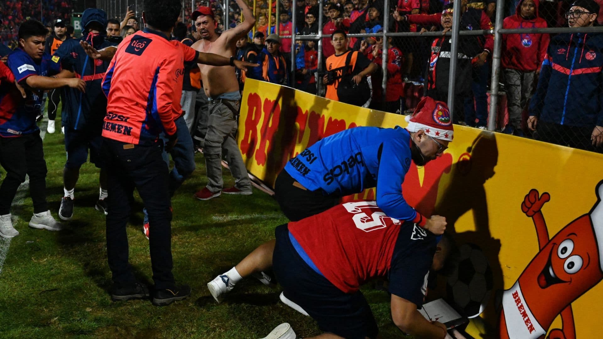 Final de Futbol en Guatemala Termina en Trifulca con Jugadores, Aficionados y Policías