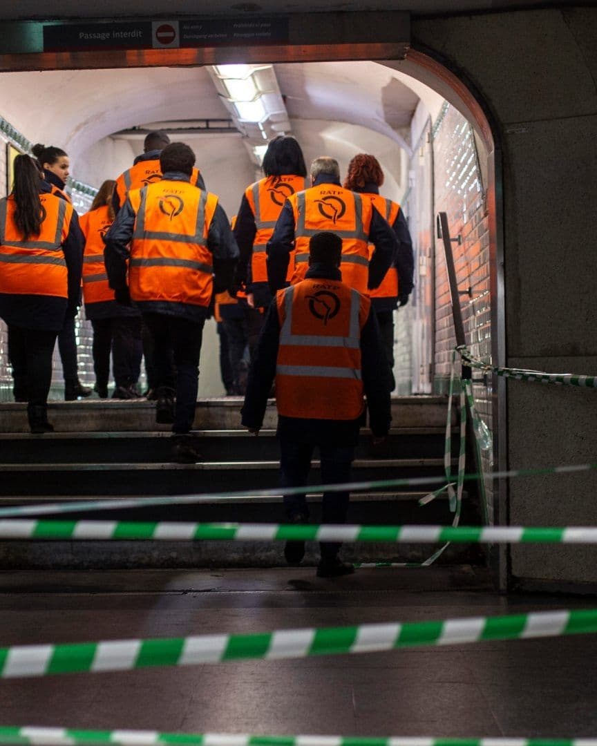 Personal del Metro de París recorre uno de los pasillos del sistema