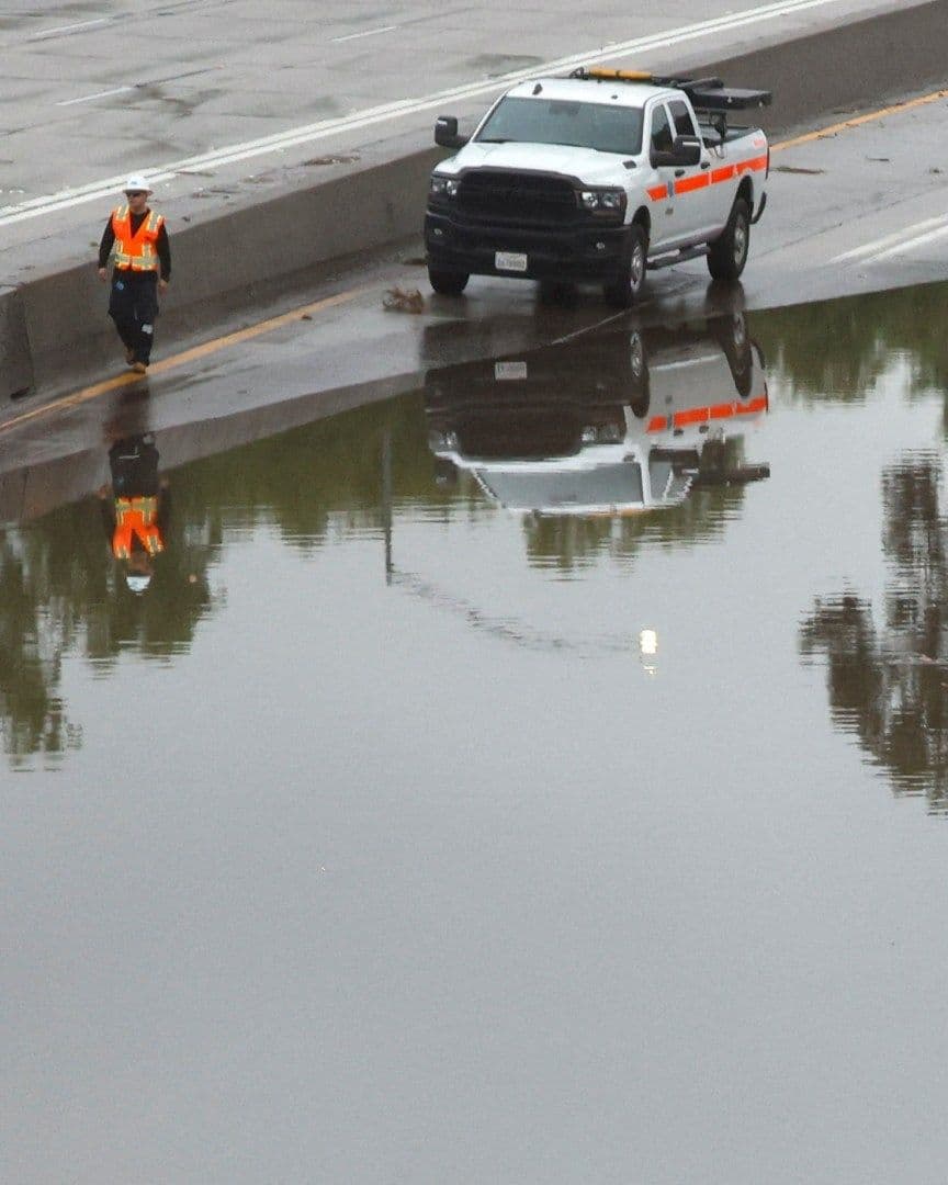 Además de inundaciones en autopistas y vialidades, las tormentas causaron apagones y afectaron a miles de personas en California.