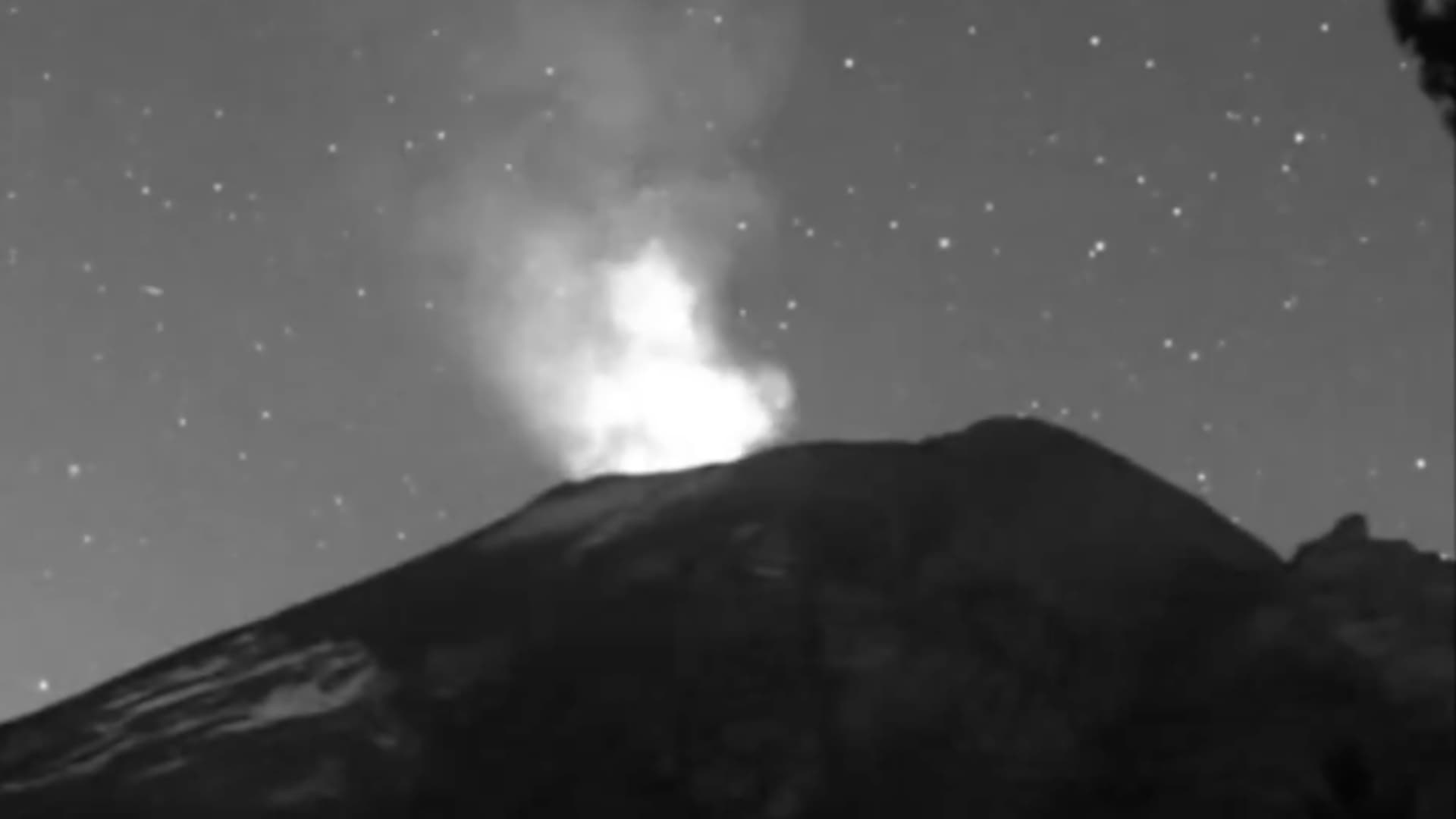 Captan Múltiples Objetos Luminosos Desplazándose Sobre el Volcán Popocatépetl